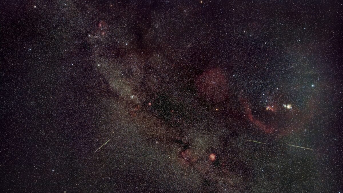 Halley's Comet dazzles from afar in spectacular astrophoto of Orionid meteor shower