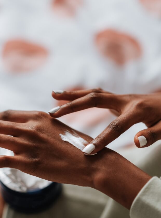 Hidratante corporal com ureia: 6 opções com o ingrediente queridinho dos dermatologistas