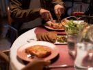 Horário do jantar, somado a estresse, pode influenciar na saúde intestinal, diz pesquisa