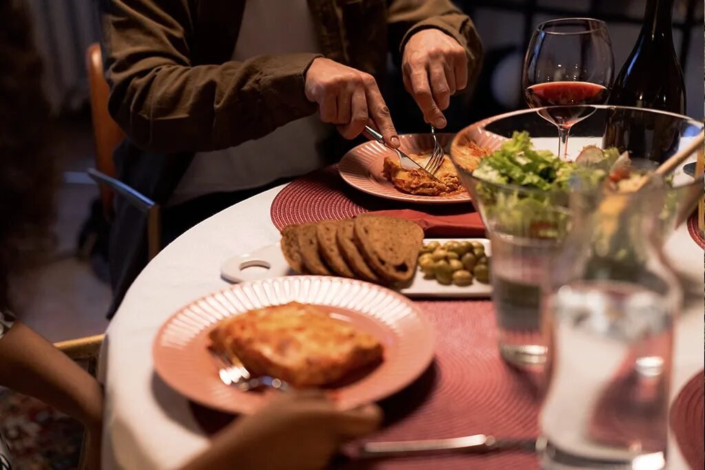 Horário do jantar, somado a estresse, pode influenciar na saúde intestinal, diz pesquisa