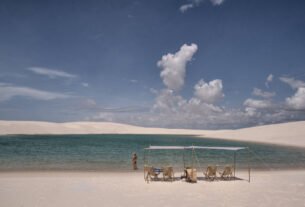 Hospedagem de luxo nos Lençóis Maranhenses tem roteiros longe da muvuca