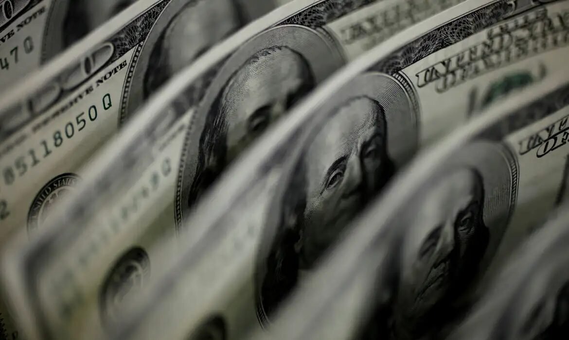 Ibovespa cai 2,68%, e dólar fecha em leve baixa a R$ 5,34