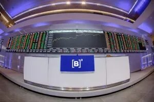 Ibovespa Futuro cai com pesquisas eleitorais no radar após debate entre Flávio e Lula