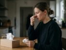 Inclinar a cabeça para trás durante um sangramento nasal parece ajudar a conter o sangue, mas pode fazê-lo escorrer para a garganta: autoridades australianas recomendam sentar e inclinar o rosto para a frente