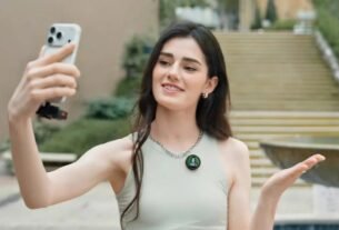 Insta360 coloca "tela de Kindle" colorida em microfone para cativar influencers