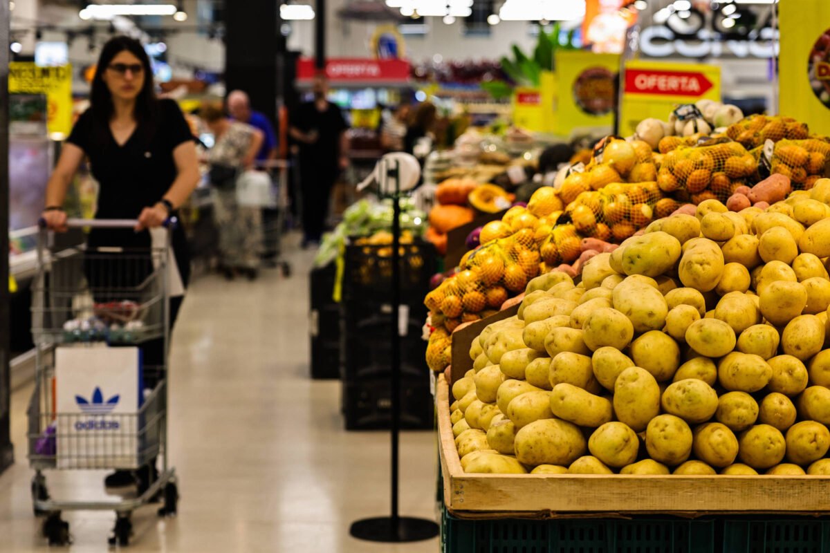 IPCA-15 desacelera a 0,32% em outubro e fica abaixo das projeções; alimentos pressionam