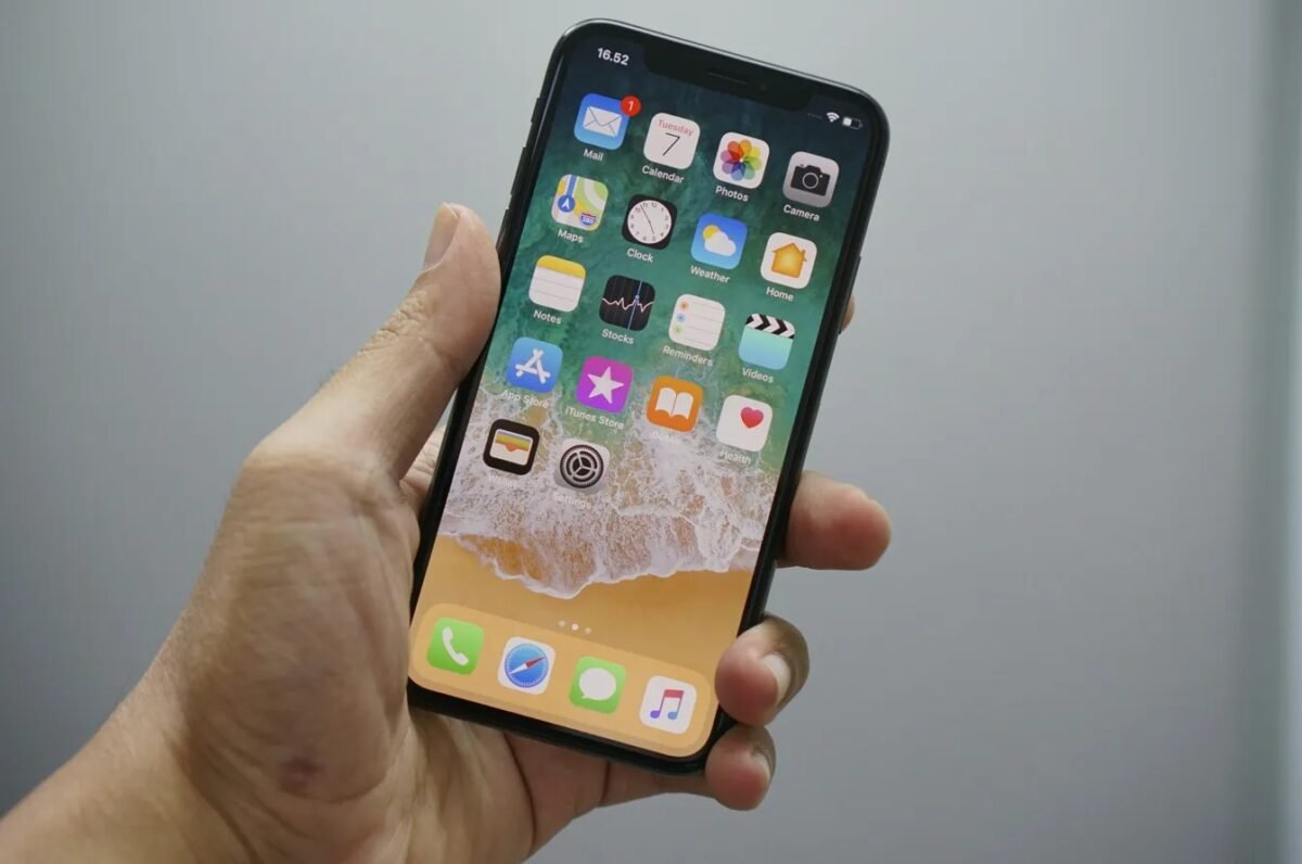 iPhones ficam à deriva no Estreito de Ormuz após navio ser atingido por mina