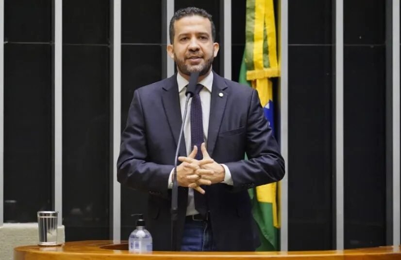 Janones: veja os sintomas do problema cardíaco que causou a internação do deputado