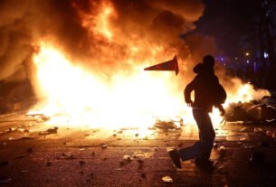 Jogo entre PSG e Lyon pelo Campeonato Francês é adiado devido a protestos em Paris