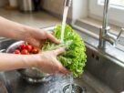 Lavar frutas e verduras com detergente parece uma forma de reforçar a higiene, mas a FDA desaconselha o hábito: água corrente é suficiente e resíduos de sabão podem permanecer nos alimentos