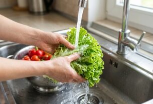 Lavar frutas e verduras com detergente parece uma forma de reforçar a higiene, mas a FDA desaconselha o hábito: água corrente é suficiente e resíduos de sabão podem permanecer nos alimentos