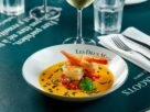 Les Deux Magots faz três anos em São Paulo com sabores de Paris, braseiro aceso e literatura à mesa