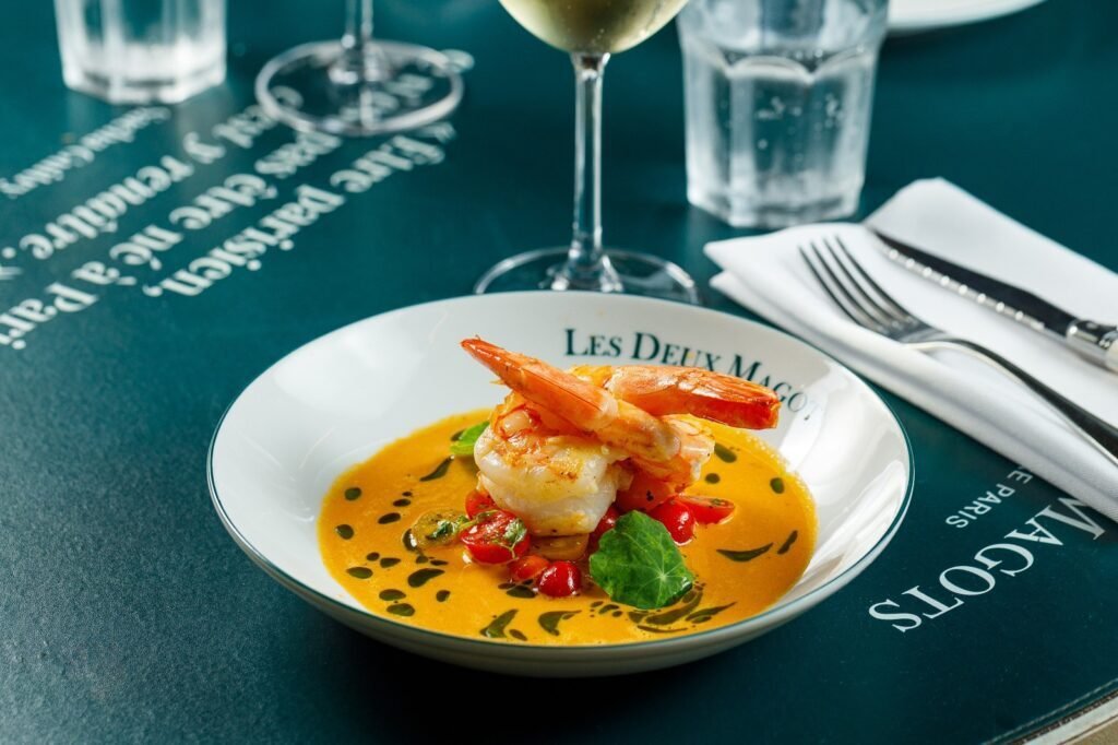Les Deux Magots faz três anos em São Paulo com sabores de Paris, braseiro aceso e literatura à mesa