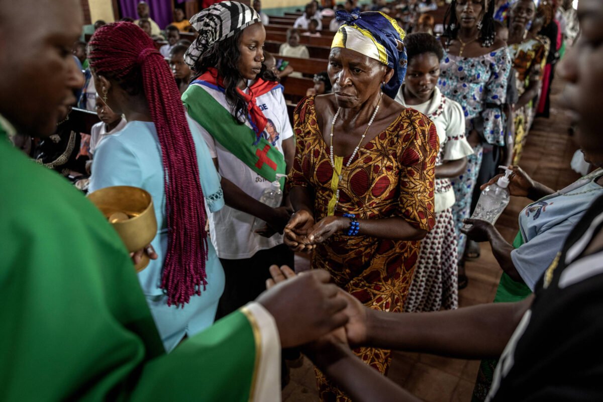 Líderes religiosos usam fé para combater boatos sobre ebola na República Democrática do Congo