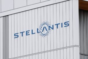 Lucro operacional da Stellantis aumenta à medida que cortes de custos ganham força
