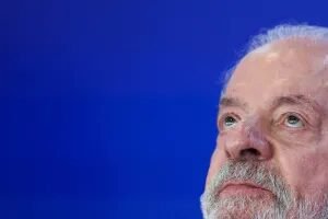 Lula agradece apoio ao sair de casa para votar e diz: ‘povo não vai eleger mentiroso’