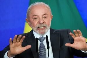 Lula anuncia criação de secretaria para orientar finanças populares caso seja eleito
