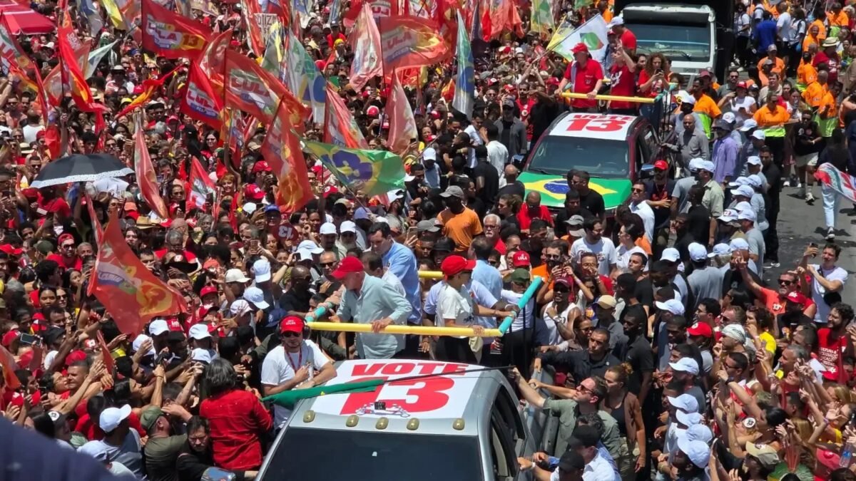 Lula chega à última eleição de sua carreira com militância mobilizada e empate técnico com Flávio