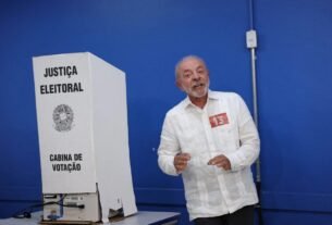 Lula critica Flávio, fala em “livros ou armas” e diz que aceitará resultado