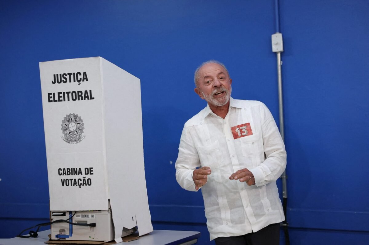 Lula critica Flávio, fala em “livros ou armas” e diz que aceitará resultado