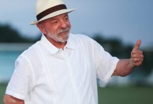 Lula diz que viagem de Flávio para os EUA após derrota na eleição é ato vergonhoso