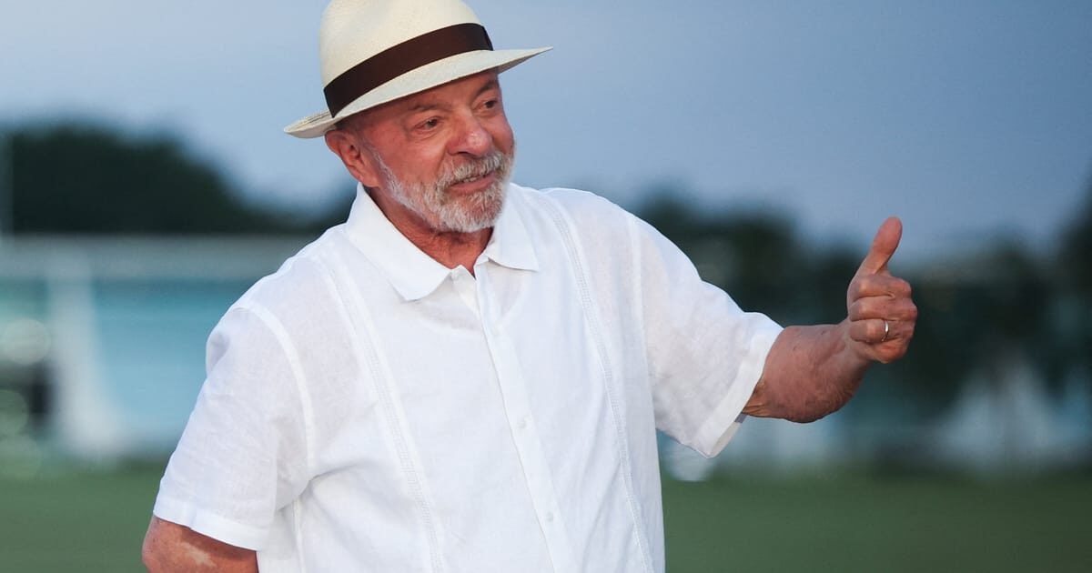 Lula diz que viagem de Flávio para os EUA após derrota na eleição é ato vergonhoso