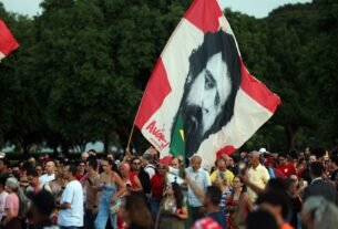 Lula e eleitores idosos se emocionam em “festa de aniversário”