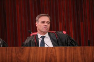 Lula e Flávio Bolsonaro podem abrir sigilo sem aval judicial, diz André Mendonça
