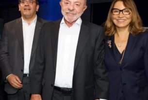 Lula e Flávio mostram descontração ao chegar para o debate