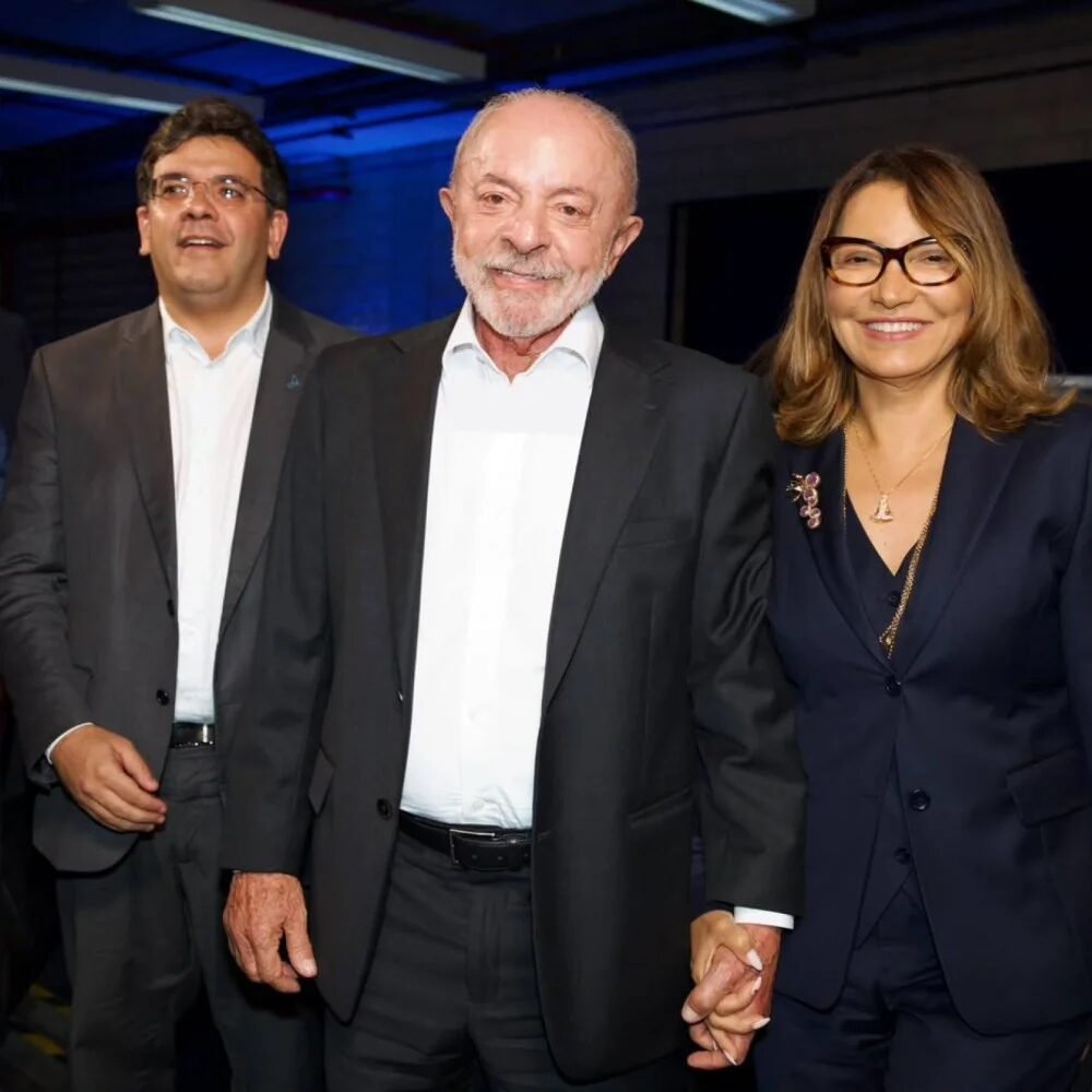 Lula e Flávio mostram descontração ao chegar para o debate