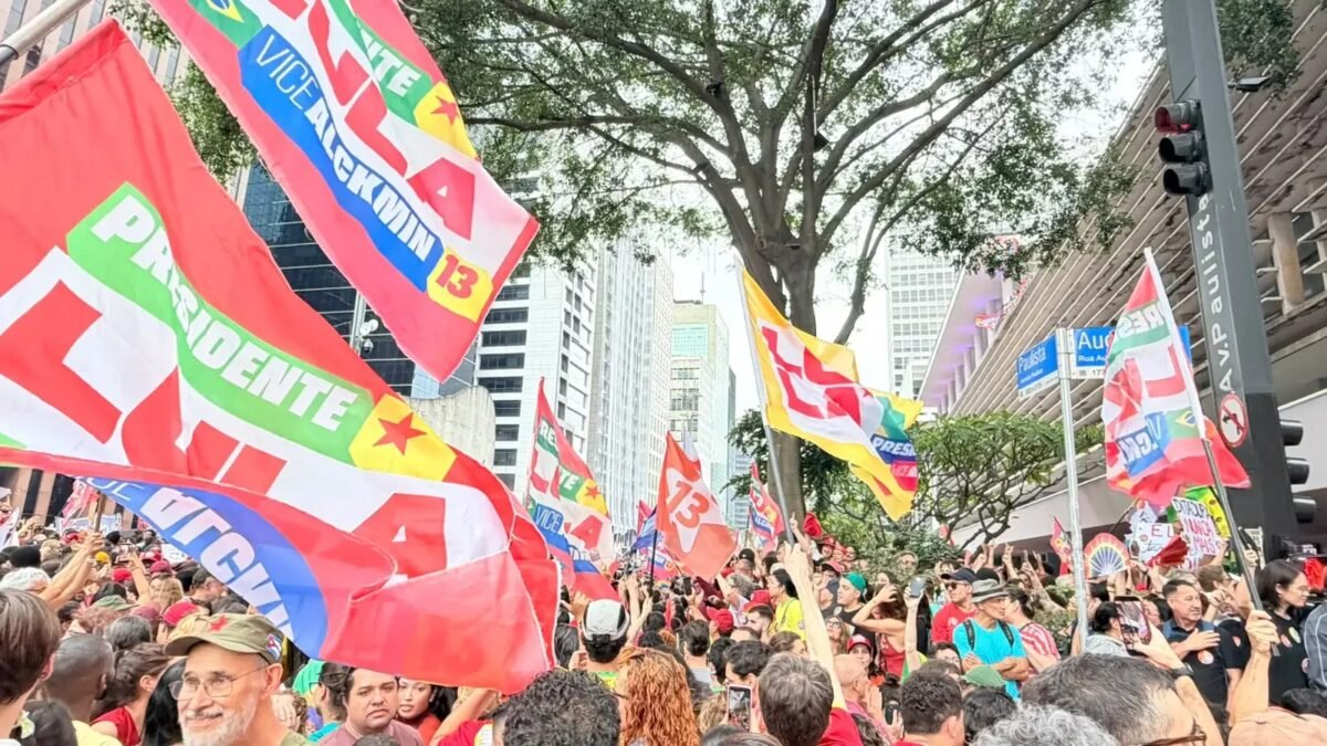 Lula em SP: milhares de pessoas vão à Avenida Paulista na última comitiva do candidato