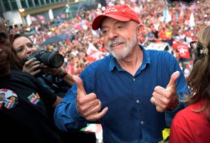 Lula fala a apoiadores em frente a sua casa em SP: 'Vocês são mais do que os partidos políticos'