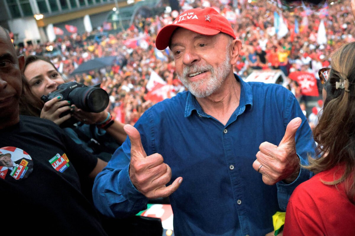 Lula fala a apoiadores em frente a sua casa em SP: 'Vocês são mais do que os partidos políticos'