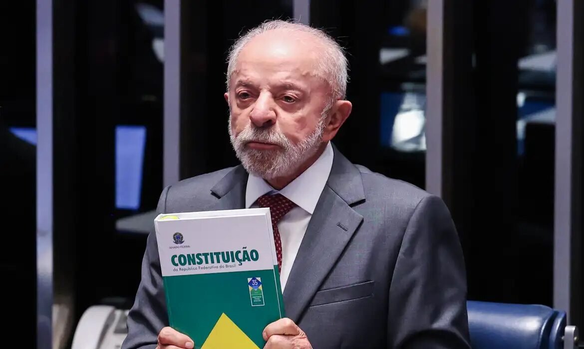 Lula faz campanha em MG e celebra fim da jornada 6x1