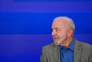 Lula vai comprar celular se canal no WhatsApp chegar a 5 milhões, diz Janones