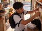Mãe percebe que o filho nunca pede dinheiro para o lanche da escola, acredita que ele está economizando e descobre que ele ajuda o pai no pequeno comércio antes da aula para pagar as próprias despesas