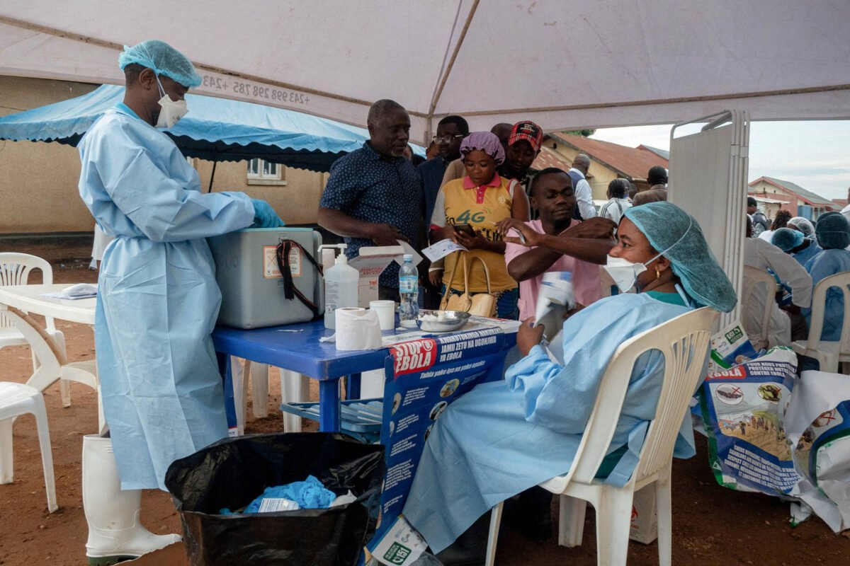 Manifestantes matam enfermeiro que tratava pacientes com ebola na República Democrática do Congo