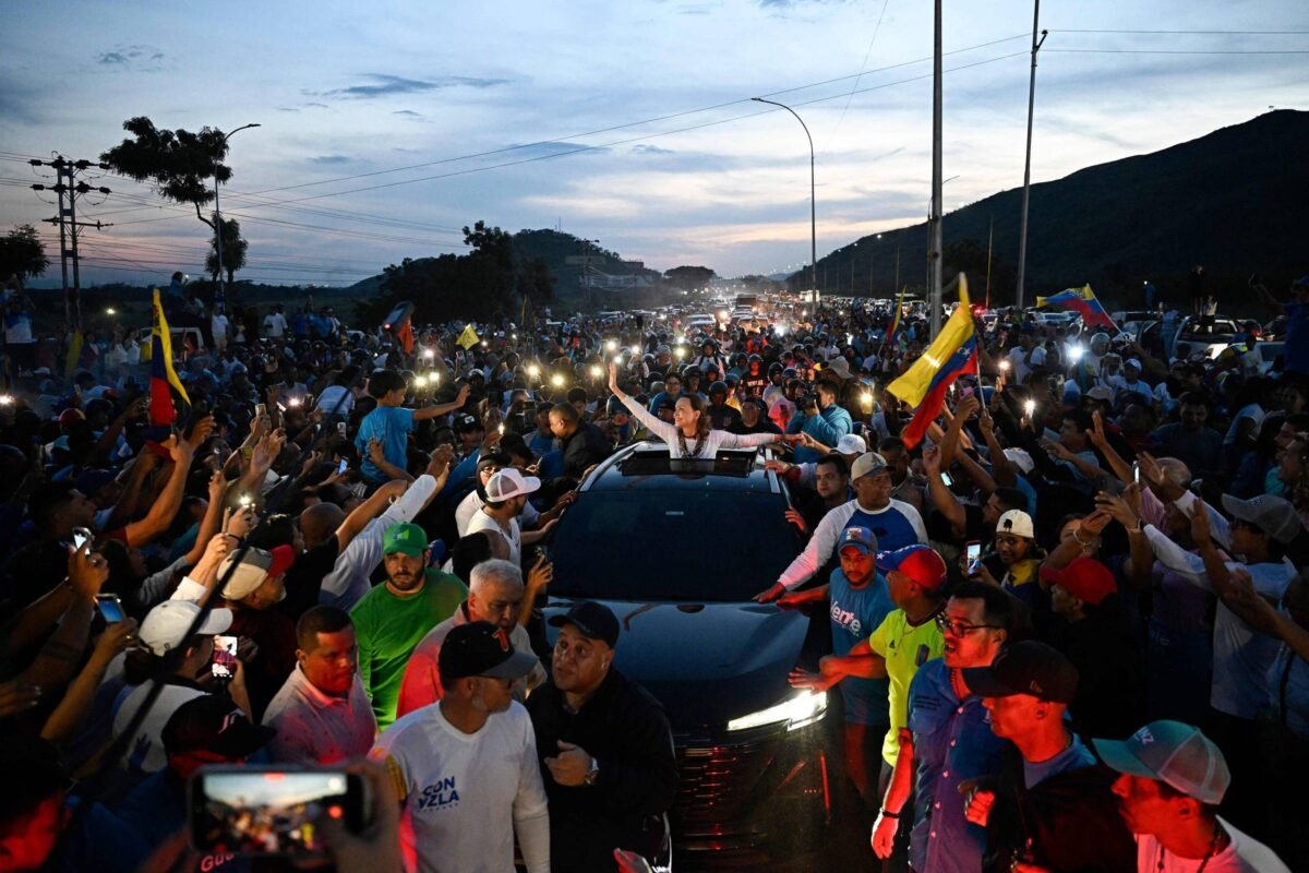 María Corina se encontra com membros de seu partido após retorno à Venezuela