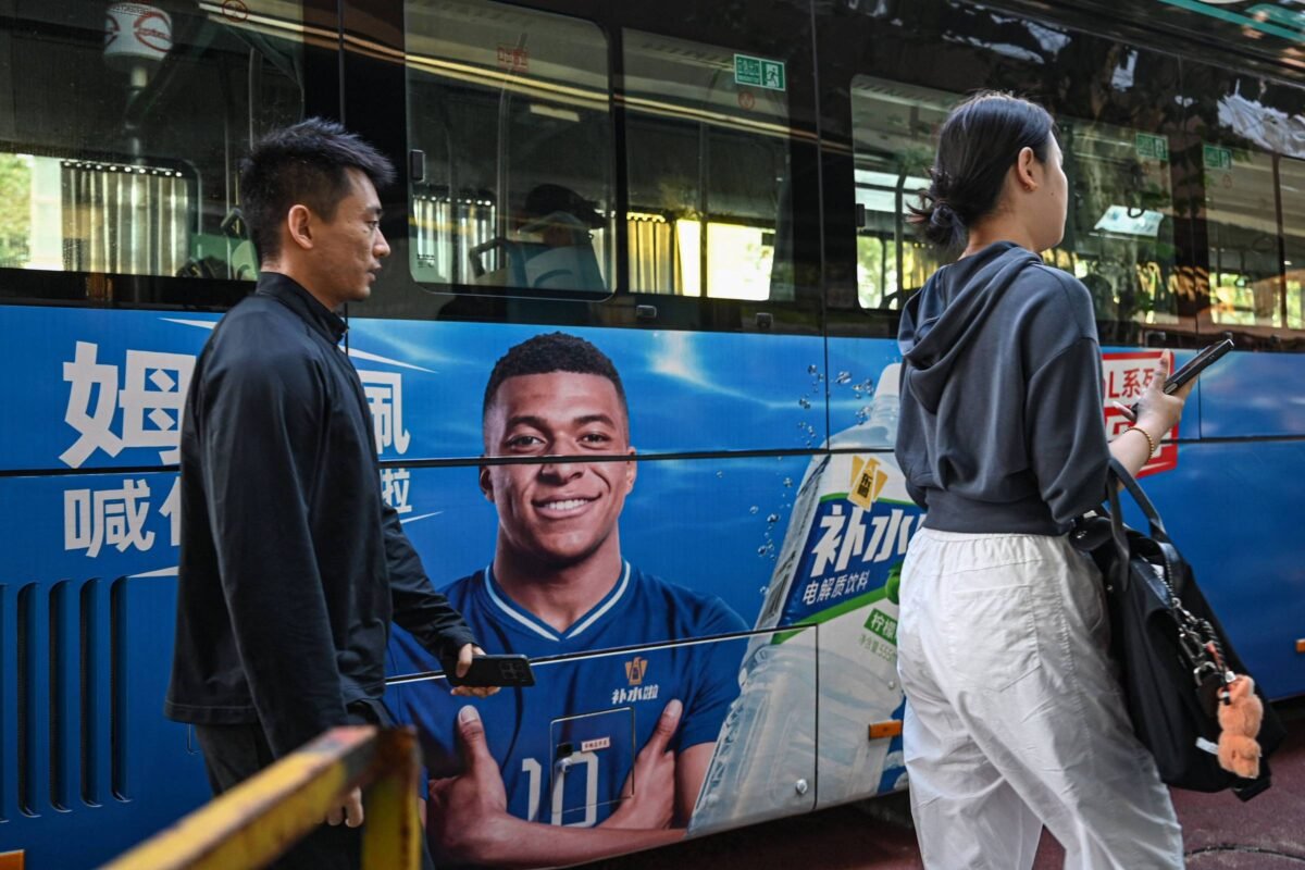 Mbappé é dispensado por marcas chinesas após supostos comentários sobre meme de Mao