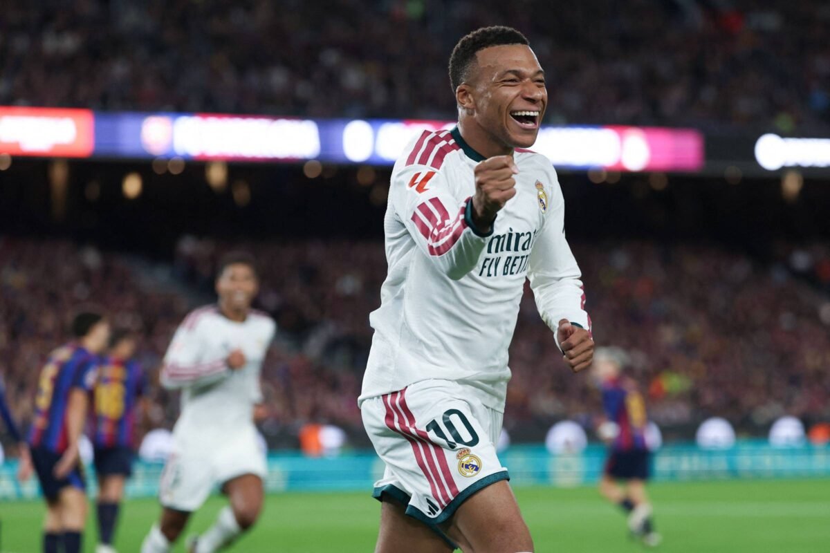 Mbappé marca dois e Real Madrid acaba com a invencibilidade do Barça no Espanhol