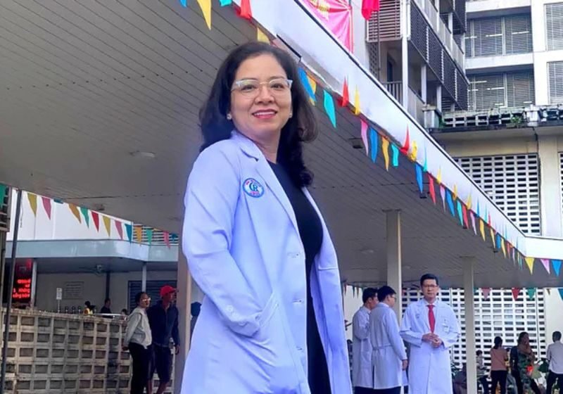 Médica salva passageira que parou de respirar em avião; correu descalça para socorrer