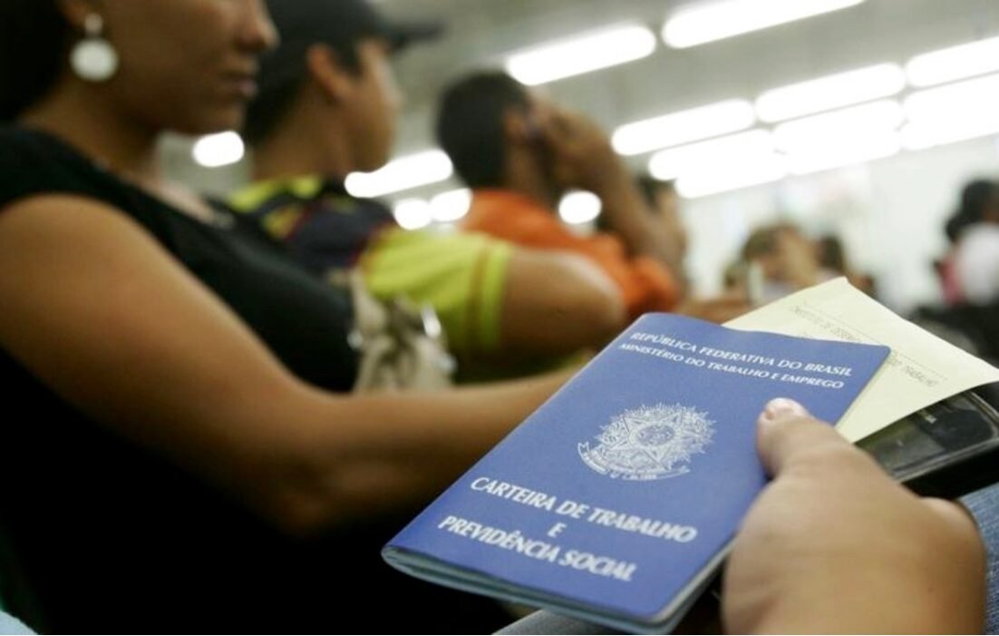 Menor nível em 14 anos, desemprego a 5,2% sustenta consumo, mas pressiona Selic