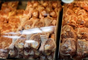 México suspende importação de frango do Brasil após surto de doença aviária