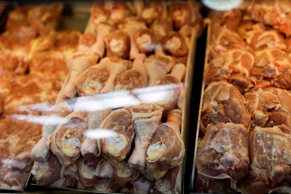 México suspende importação de frango do Brasil após surto de doença aviária