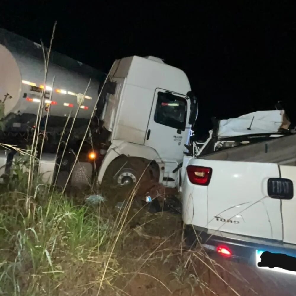 MG: batida entre carreta e caminhonete deixa dois mortos em rodovia