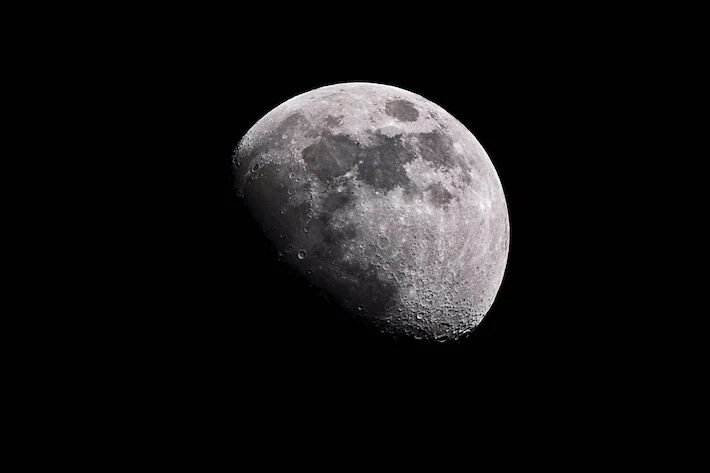 Missão chinesa encontra ‘cápsula do tempo’ de ferro gama na Lua; entenda