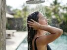 Molhar o cabelo com água limpa antes de entrar na piscina: por que esse hábito aparece entre as orientações de dermatologistas para proteger os fios