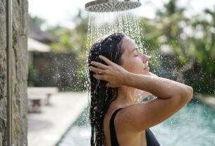 Molhar o cabelo com água limpa antes de entrar na piscina: por que esse hábito aparece entre as orientações de dermatologistas para proteger os fios
