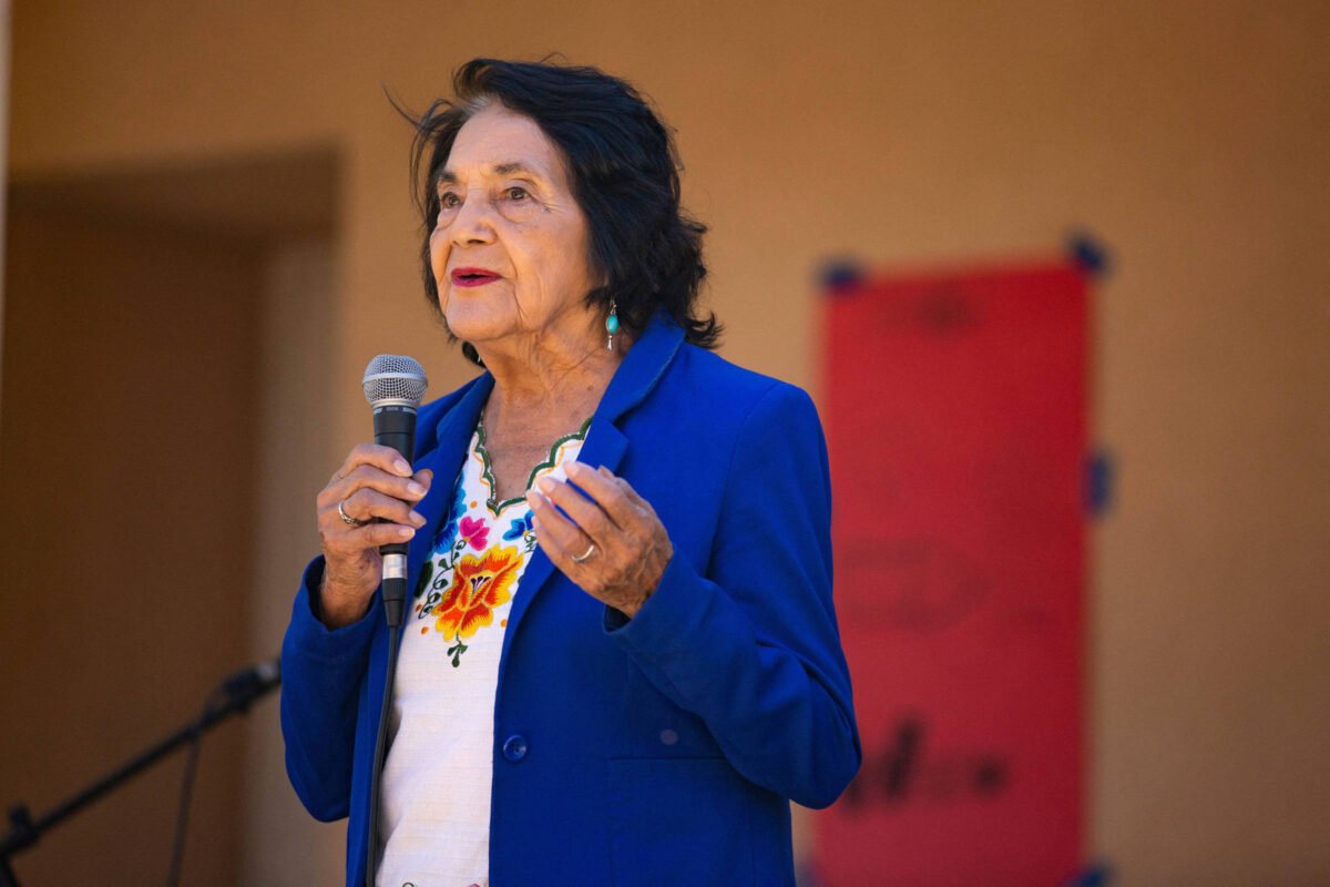 Morre Dolores Huerta, pioneira na luta por direitos de trabalhadores rurais nos EUA, aos 96 anos