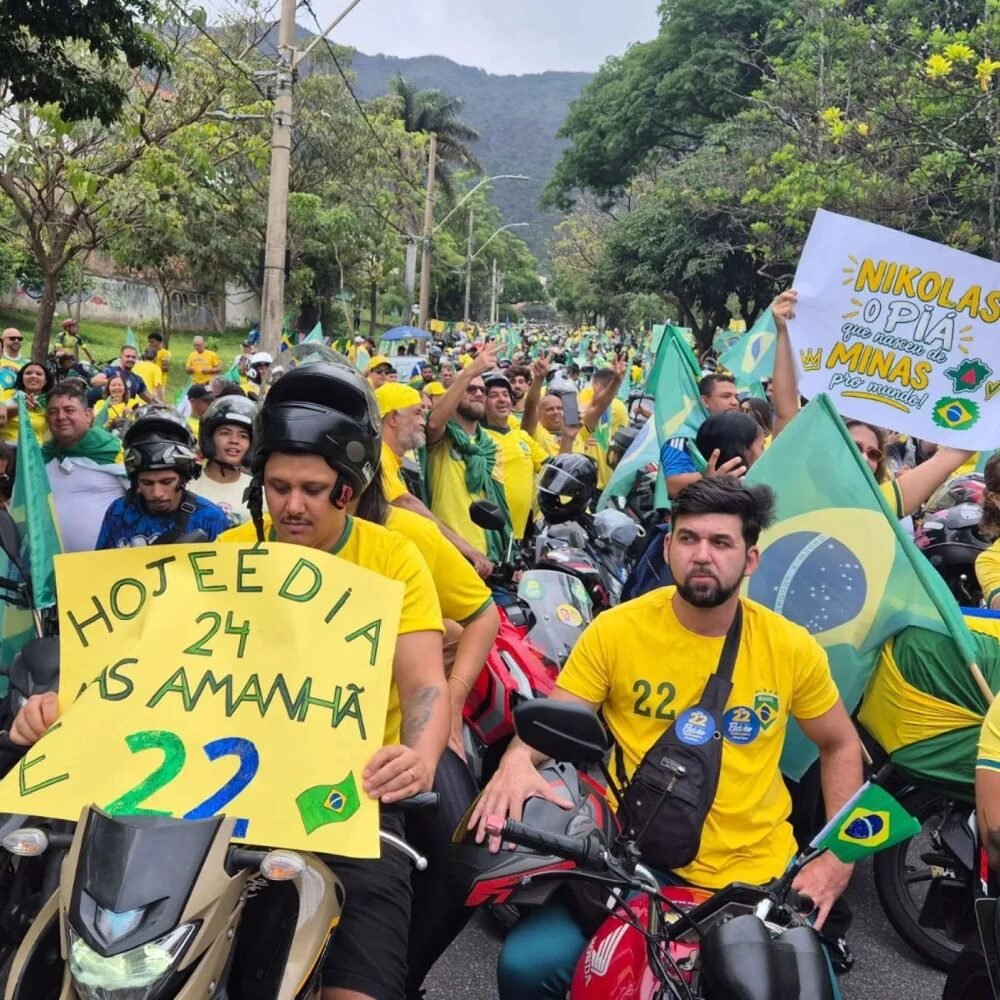 "Motociata do 22" reúne apoiadores na Praça do Papa, em BH